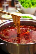 吃热辣火锅 当心得“针眼”